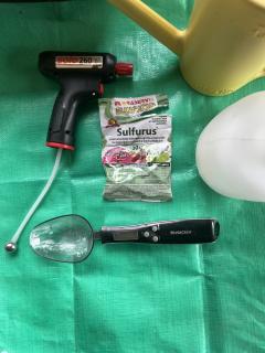 Na fotografii je príprava na postrek prípravkom Sulfurus. Ktoré dreviny sa s ním ošetrujú a proti akej chorobe?